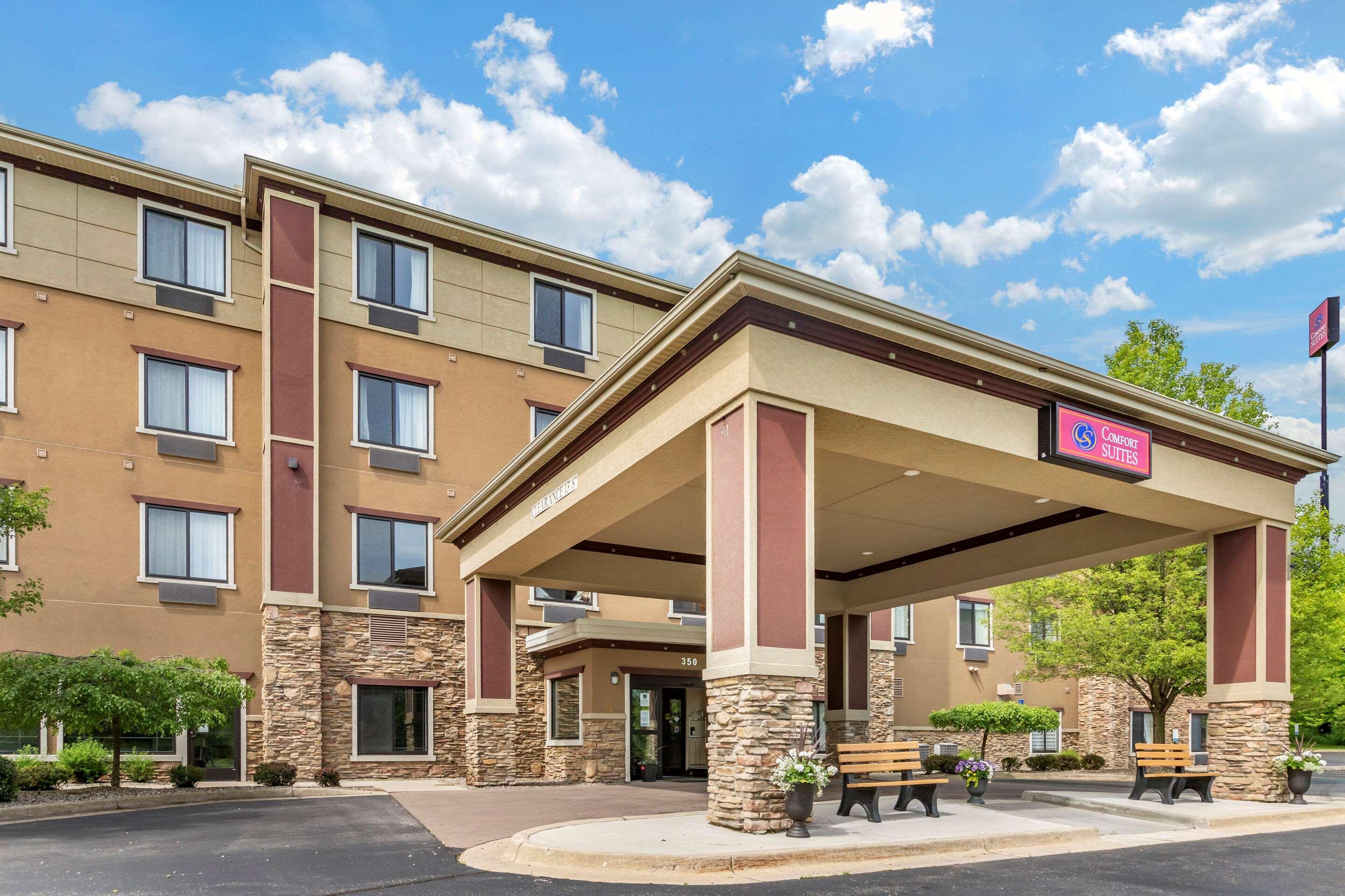 Comfort Suites Grand Rapids North Comstock Park Exterior photo