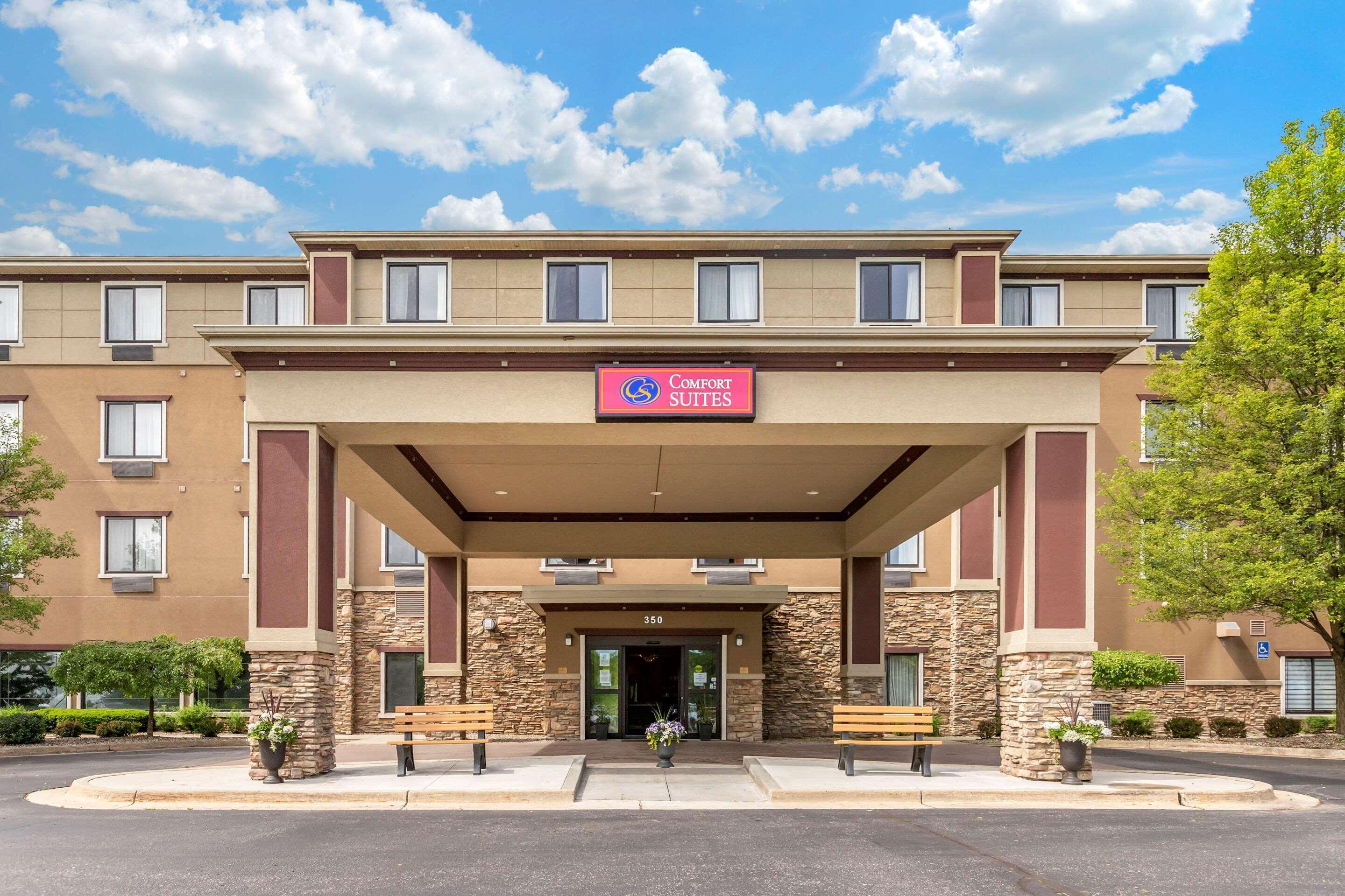 Comfort Suites Grand Rapids North Comstock Park Exterior photo