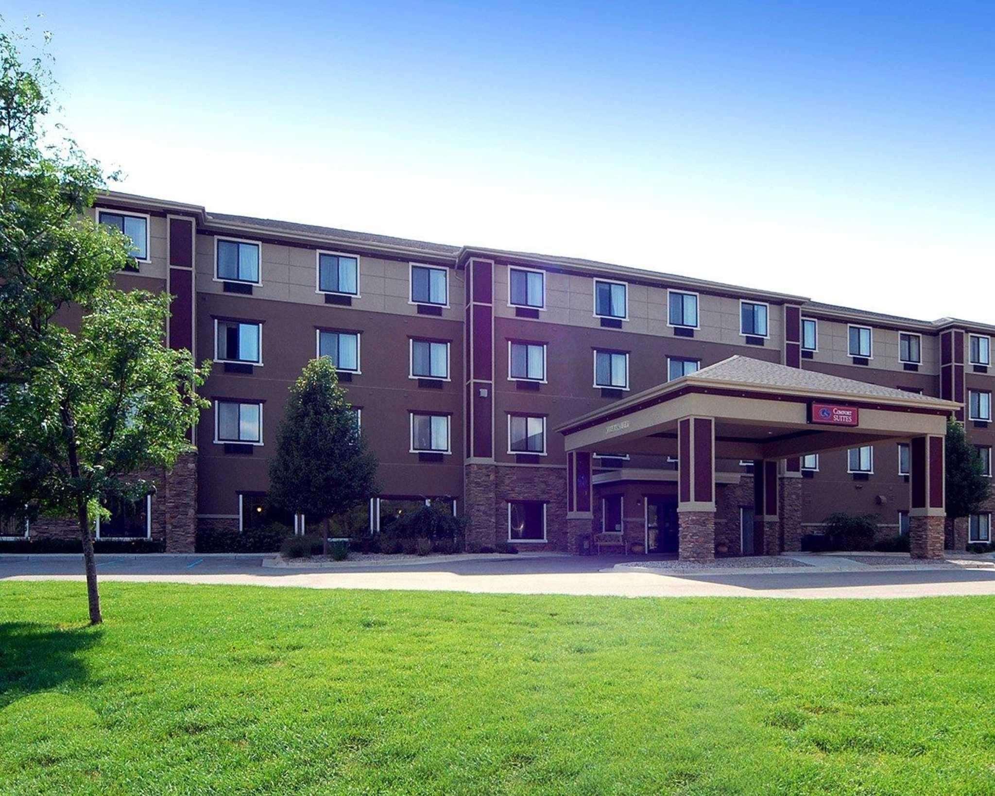 Comfort Suites Grand Rapids North Comstock Park Exterior photo