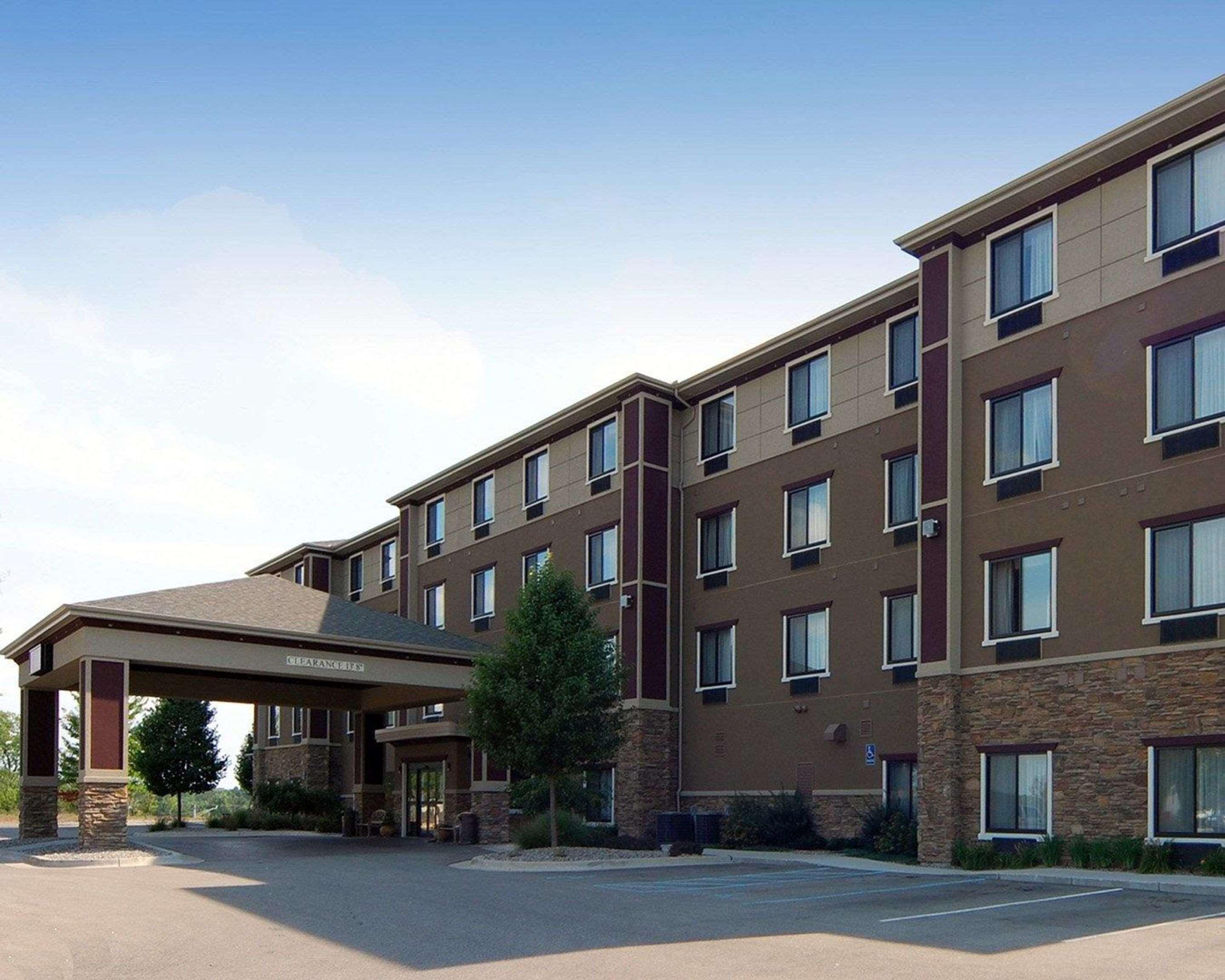 Comfort Suites Grand Rapids North Comstock Park Exterior photo