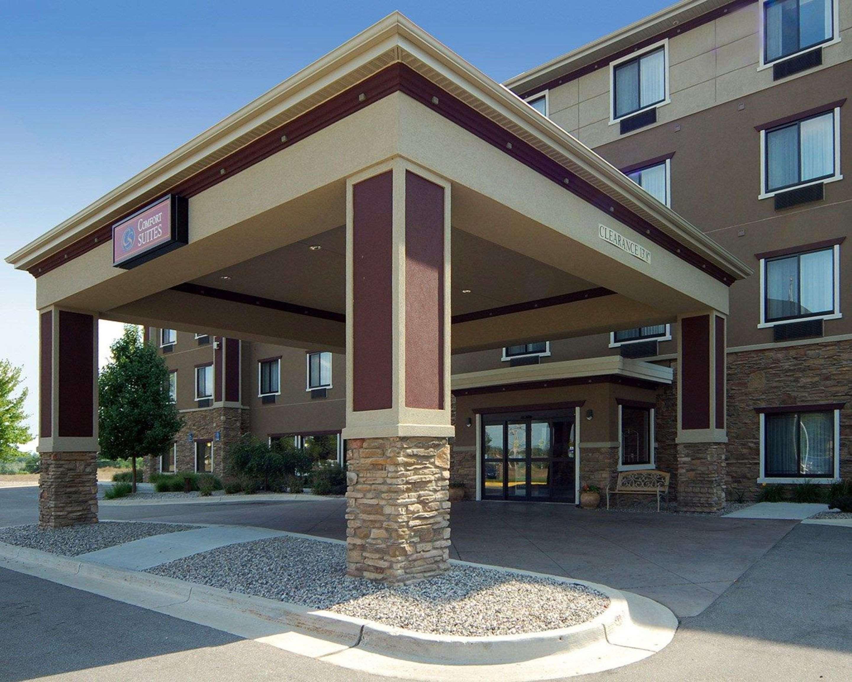 Comfort Suites Grand Rapids North Comstock Park Exterior photo